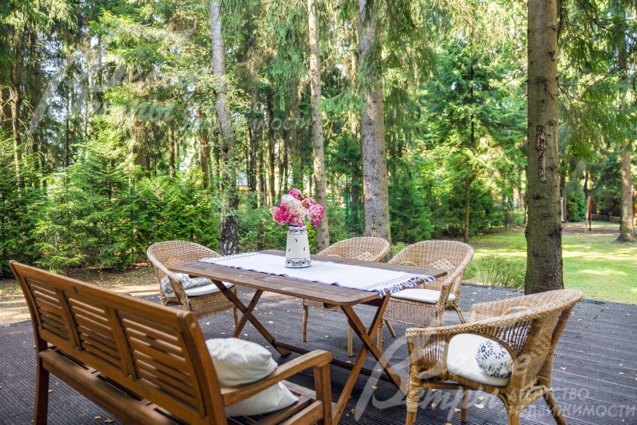 Шикарная зона отдыха на террасе.