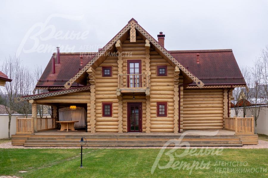 С одной из сторон дома - терраса с мебелью и выходом на участок