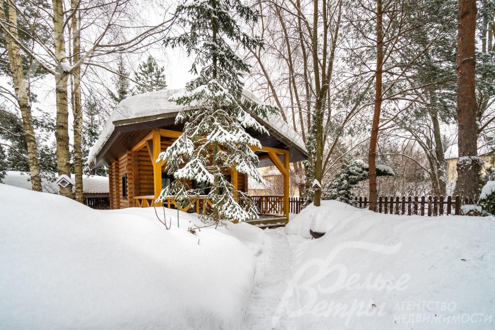На участке построена одноэтажная баня из бревна с крытой террасой