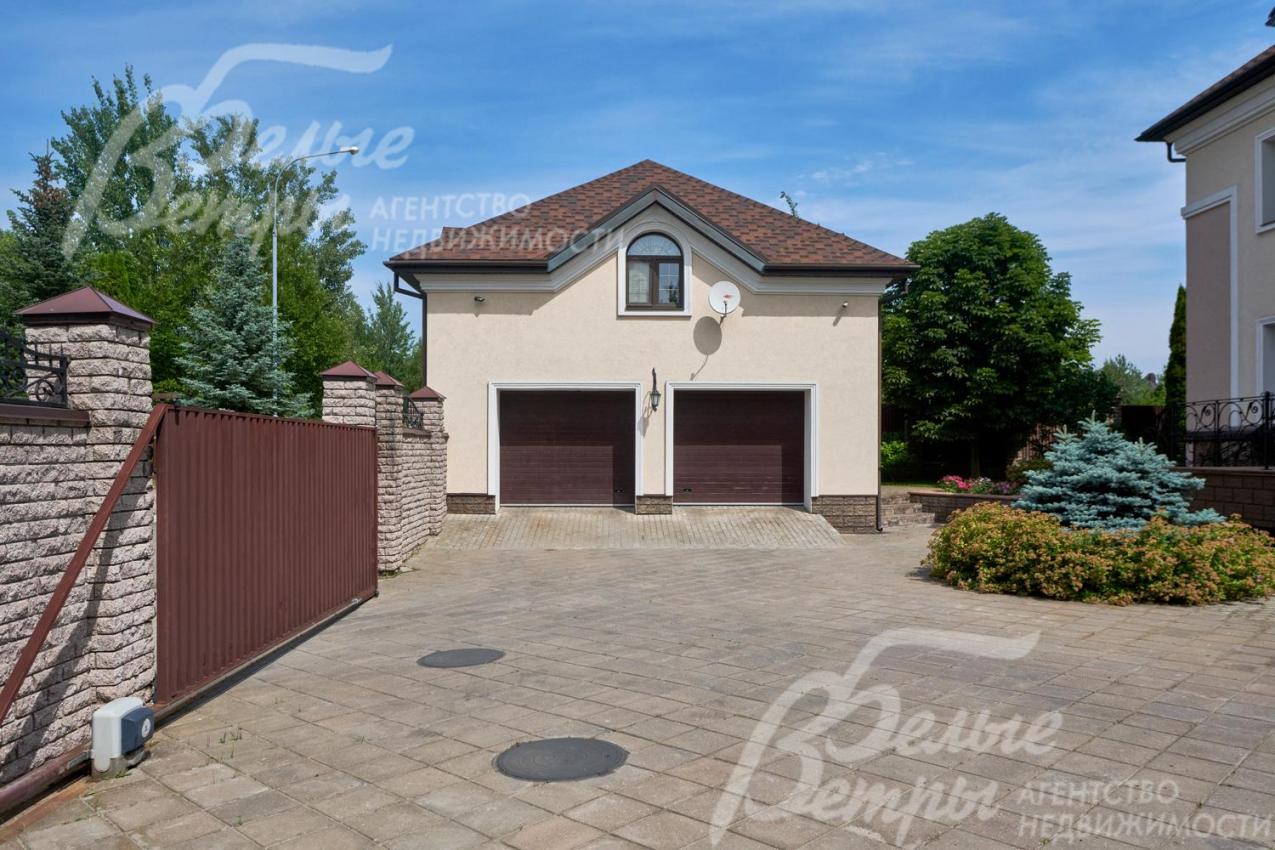 На участке - гараж для двух автомобилей с квартирой персонала на втором этаже