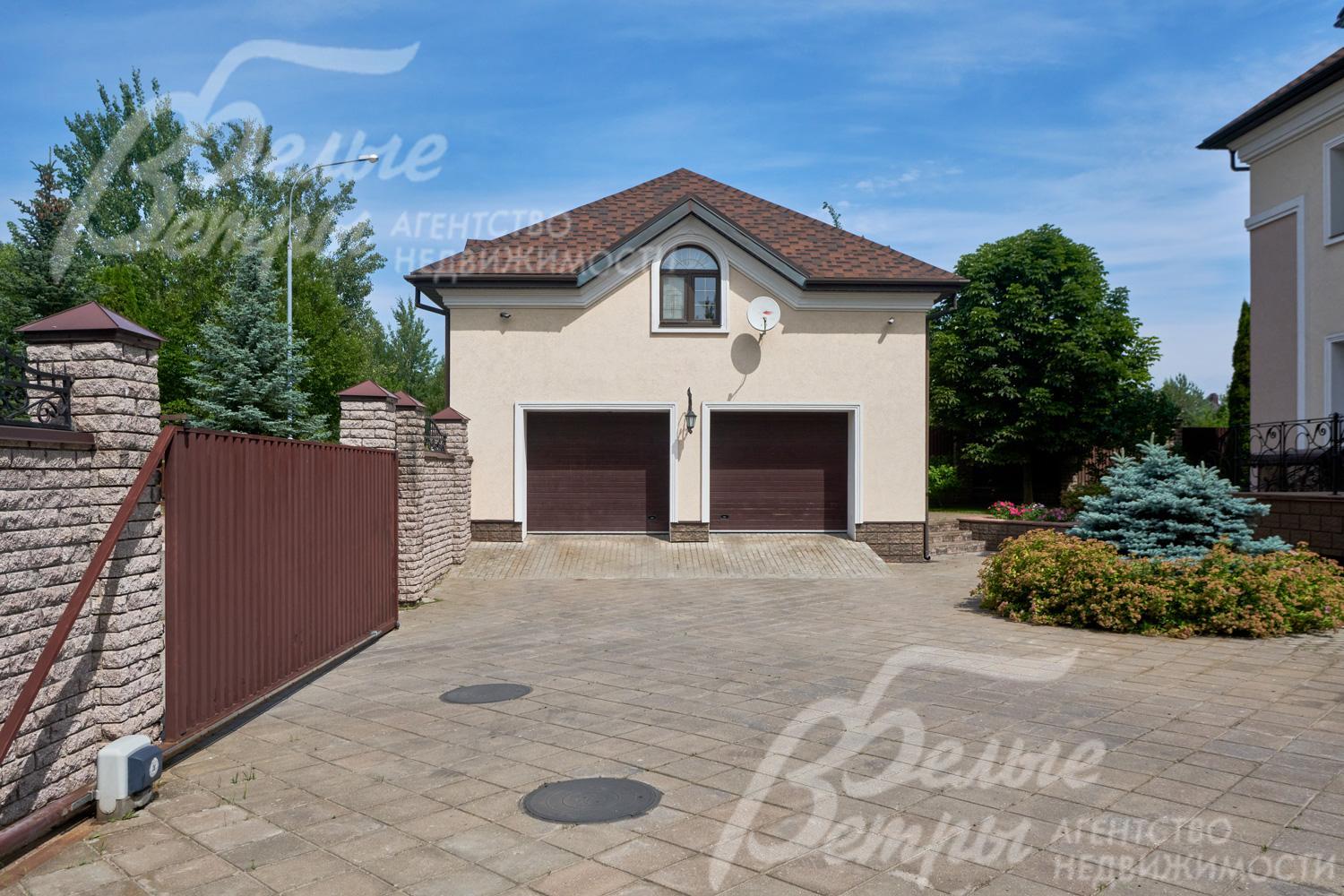 На участке - гараж для двух автомобилей с квартирой персонала на втором этаже