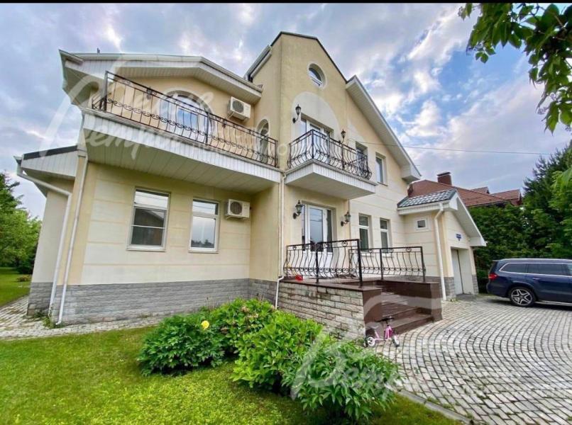 В доме бассейн, сауна, гараж на 1 м/м