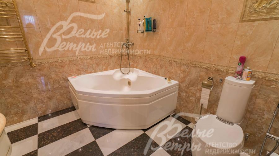 Угловая ванна в главной спальне