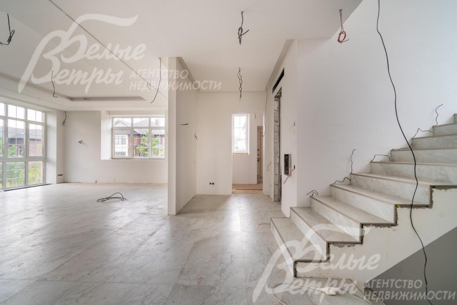 Холл на первом этаже: на полу - керамогранит, потолки из гипсокартона