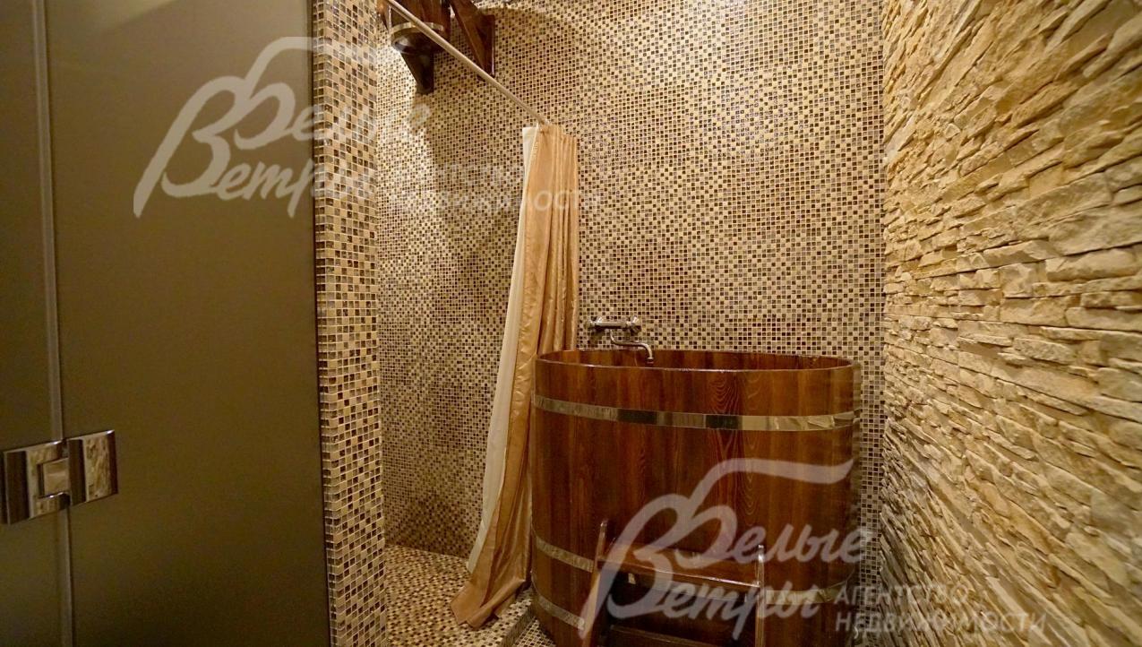 Зона спа в гостевом доме с деревянной купелью, хамамом, парной