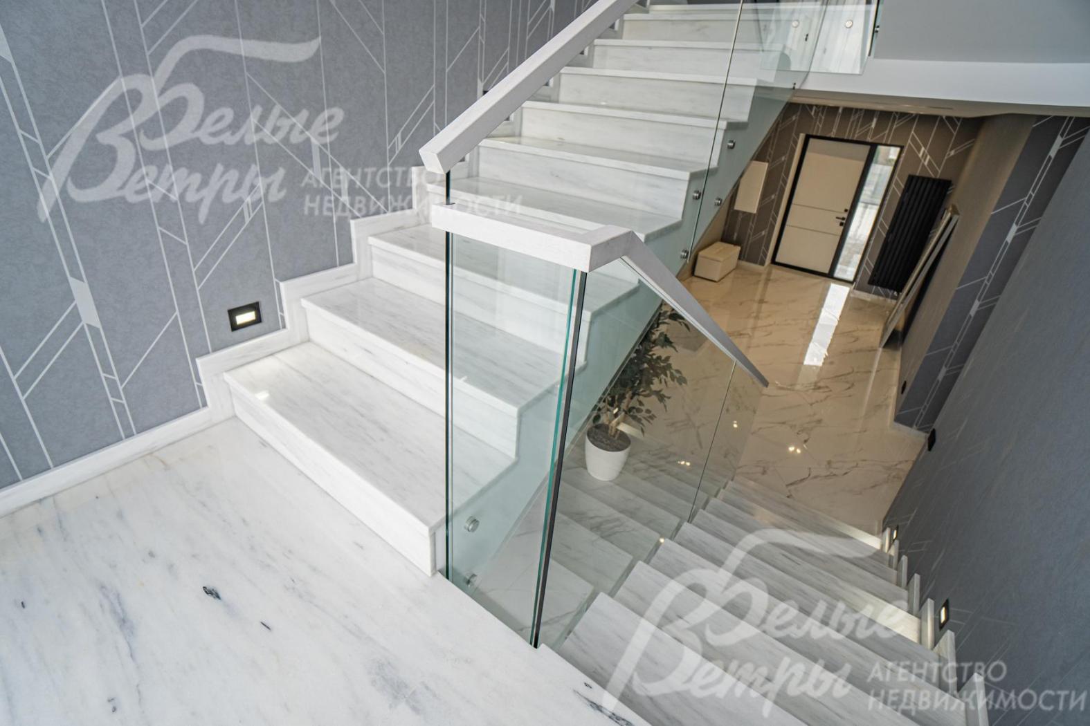 Лестница со стеклянным ограждением и дубовым деревянным поручнем