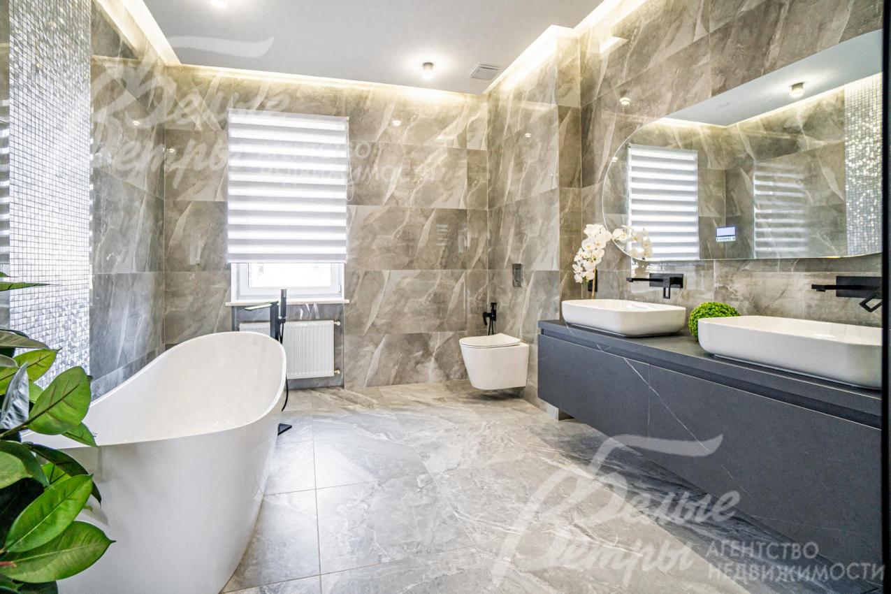 Установлены ванна, большая душевая, тумба на две раковины