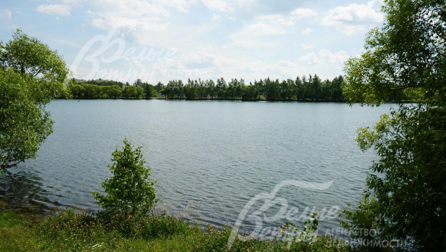 На территории поселка есть 2 пруда