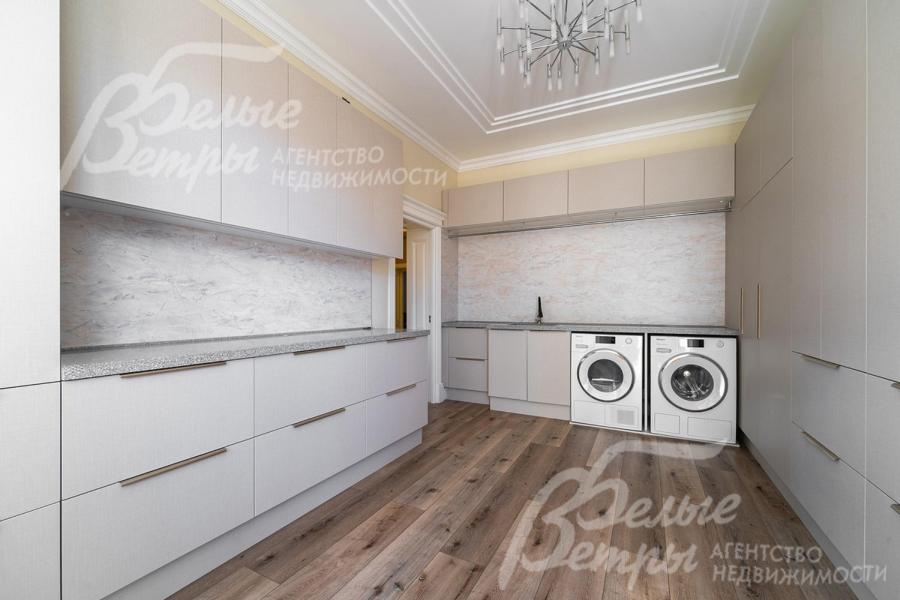 Организованное пространство хранения, стиральная и сушильная машины Miele в постирочной