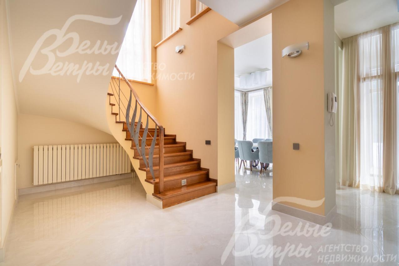 Удобная лестница со ступенями из массива ореха с подсветкой