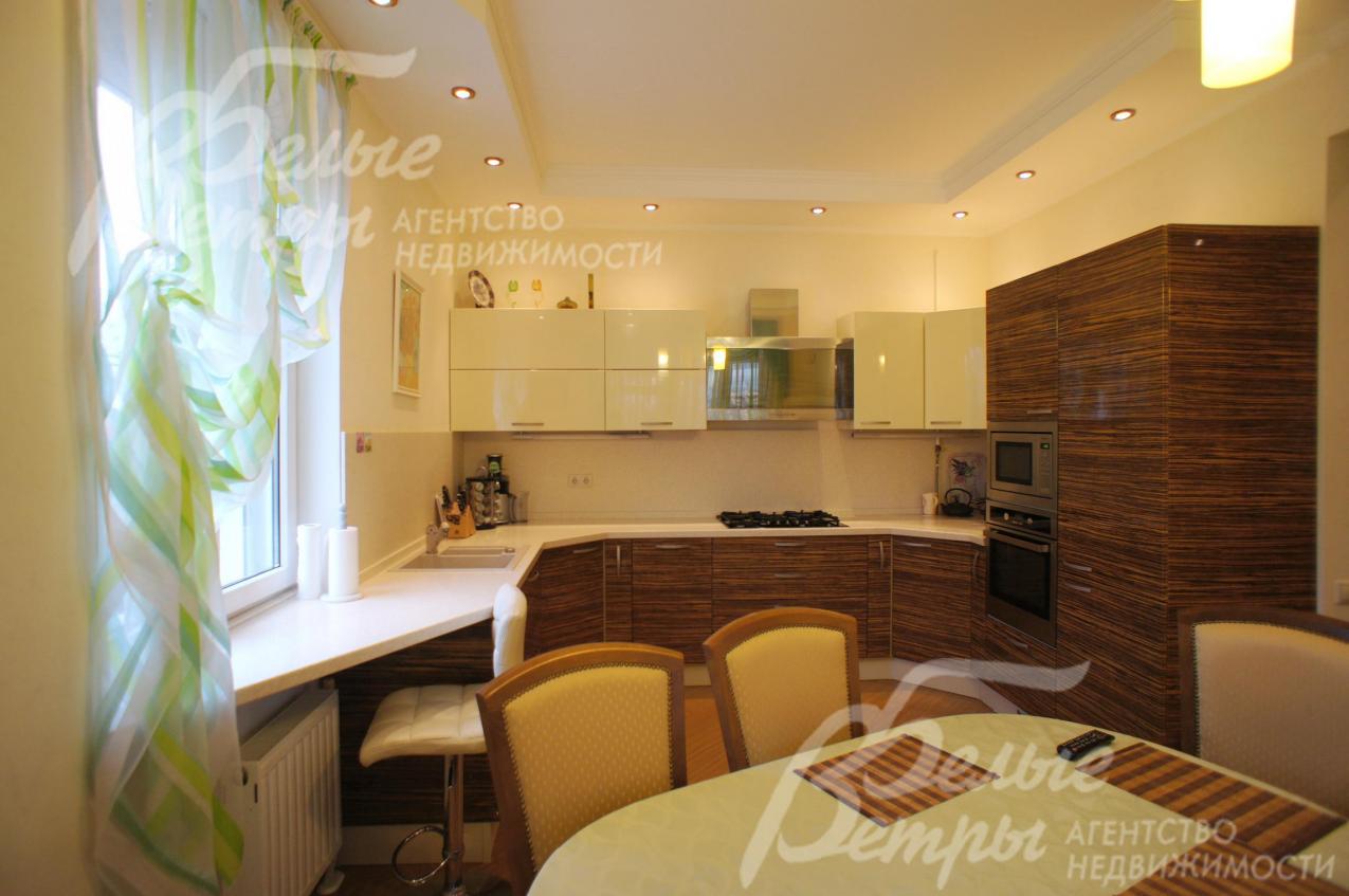 Кухня оснащена всей необходимой бытовой техникой.