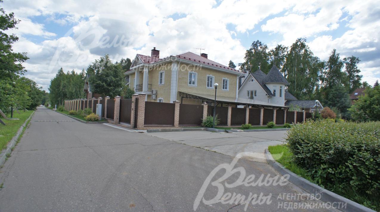 Дороги в поселке асфальтированы, сделано уличное освещение