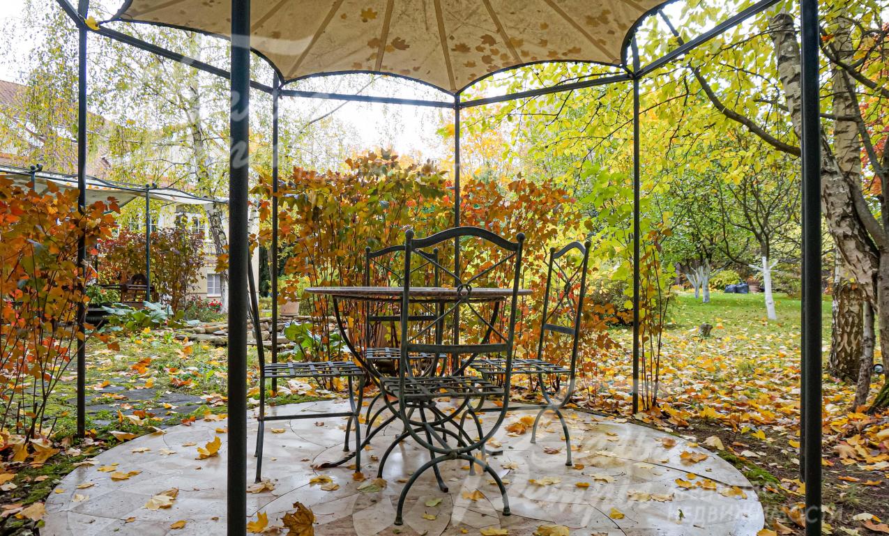 Беседка с кованной садовой мебелью