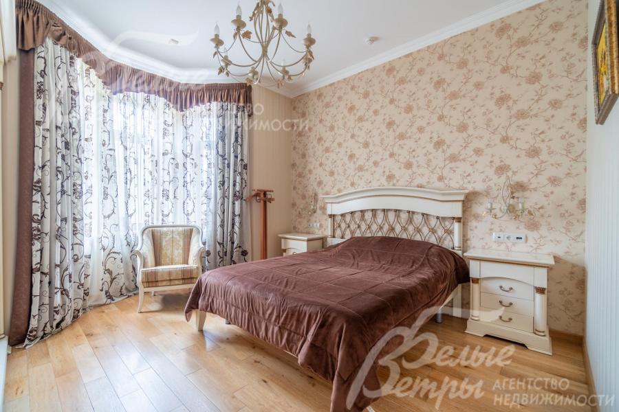 Спальня на первом этаже с большим окном