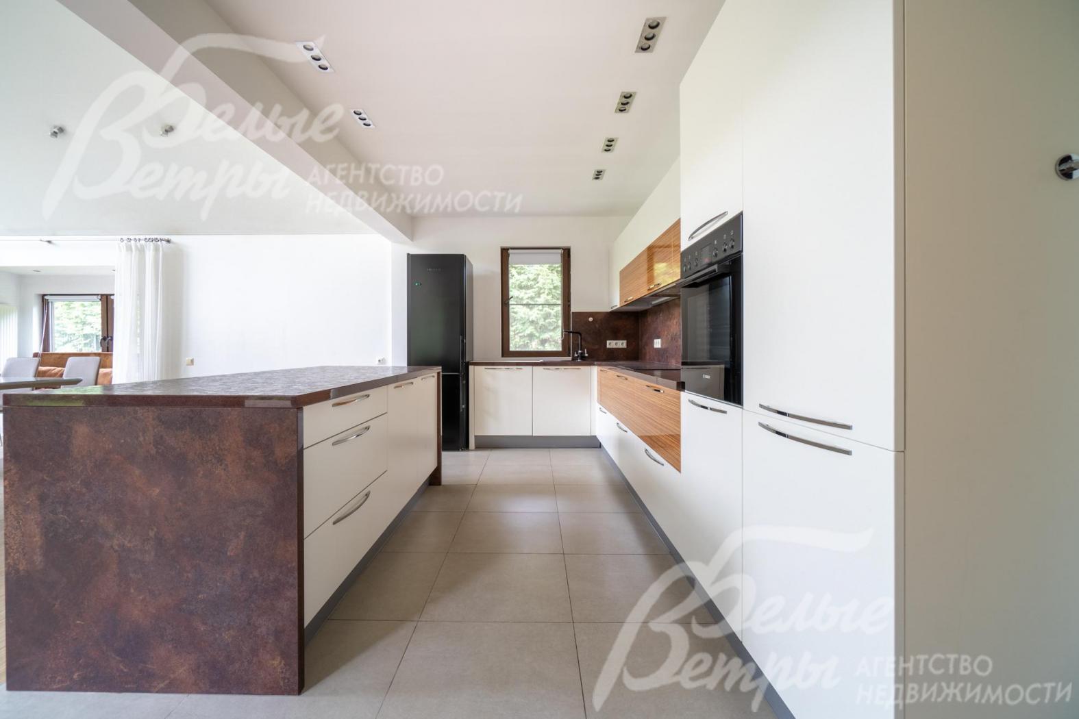 Кухонный гарнитур с полу барным островом и всей необходимой техникой.