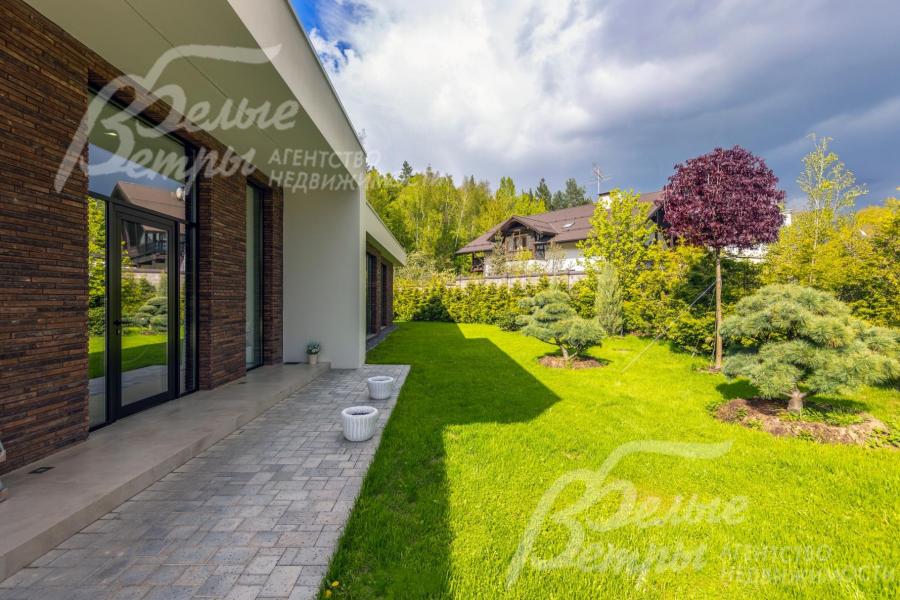 На участке выполнен ландшафтный дизайн.