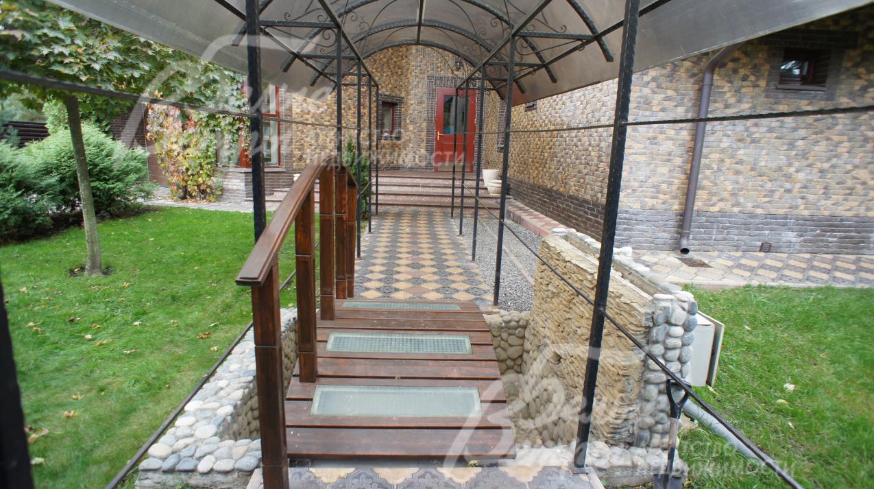 При входе мостик над фонтаном