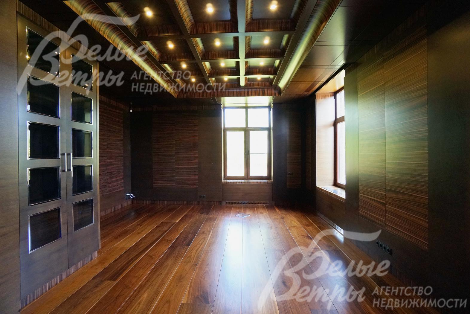 Кабинет 31 кв.м полностью отделан натуральным орехом