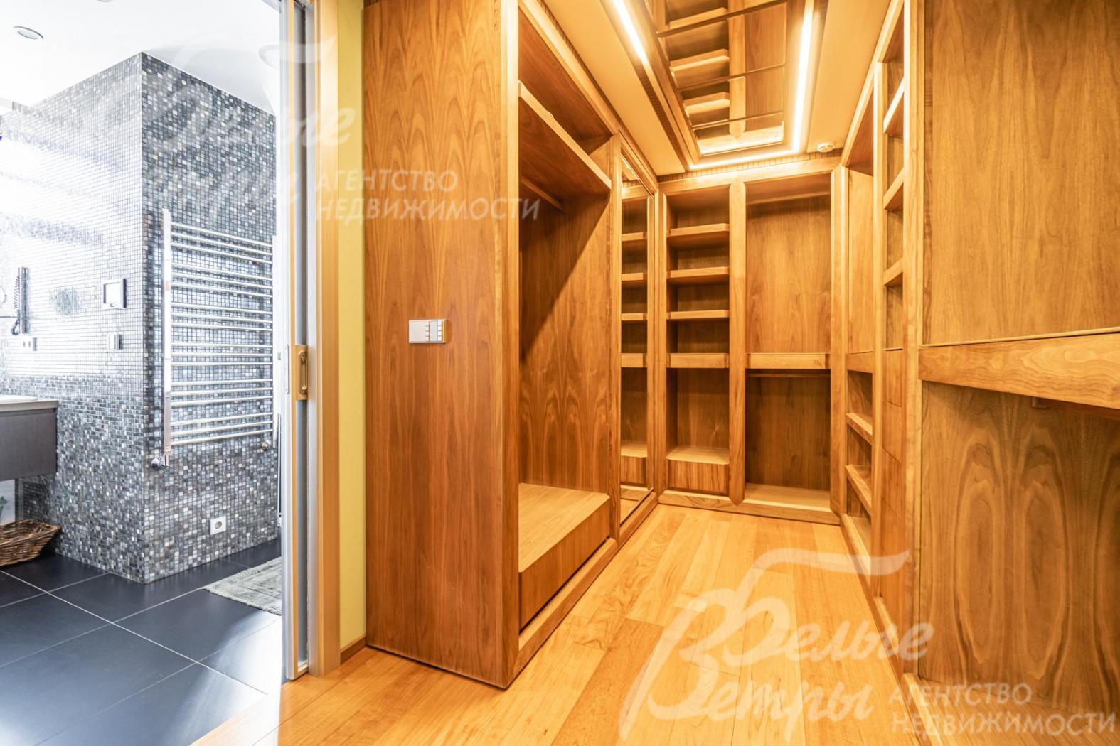 Гардеробная при главной спальне 10 кв.м 