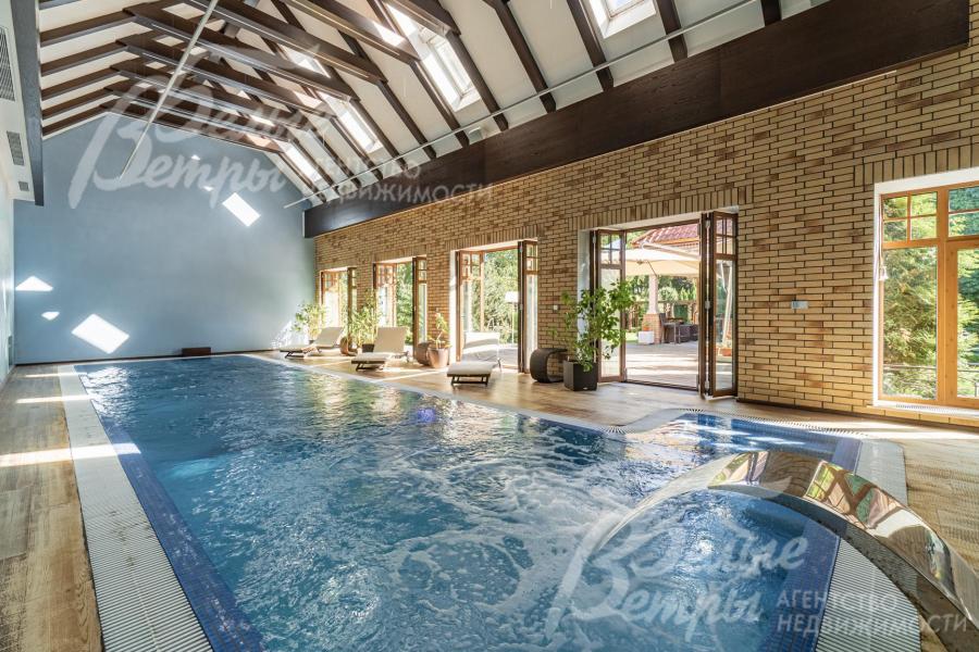 Зона бассейна 102 кв.м с переливным бассейном 12x3 м