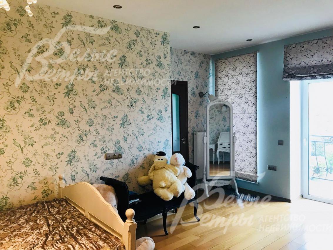 Спальня с выходом на балкон