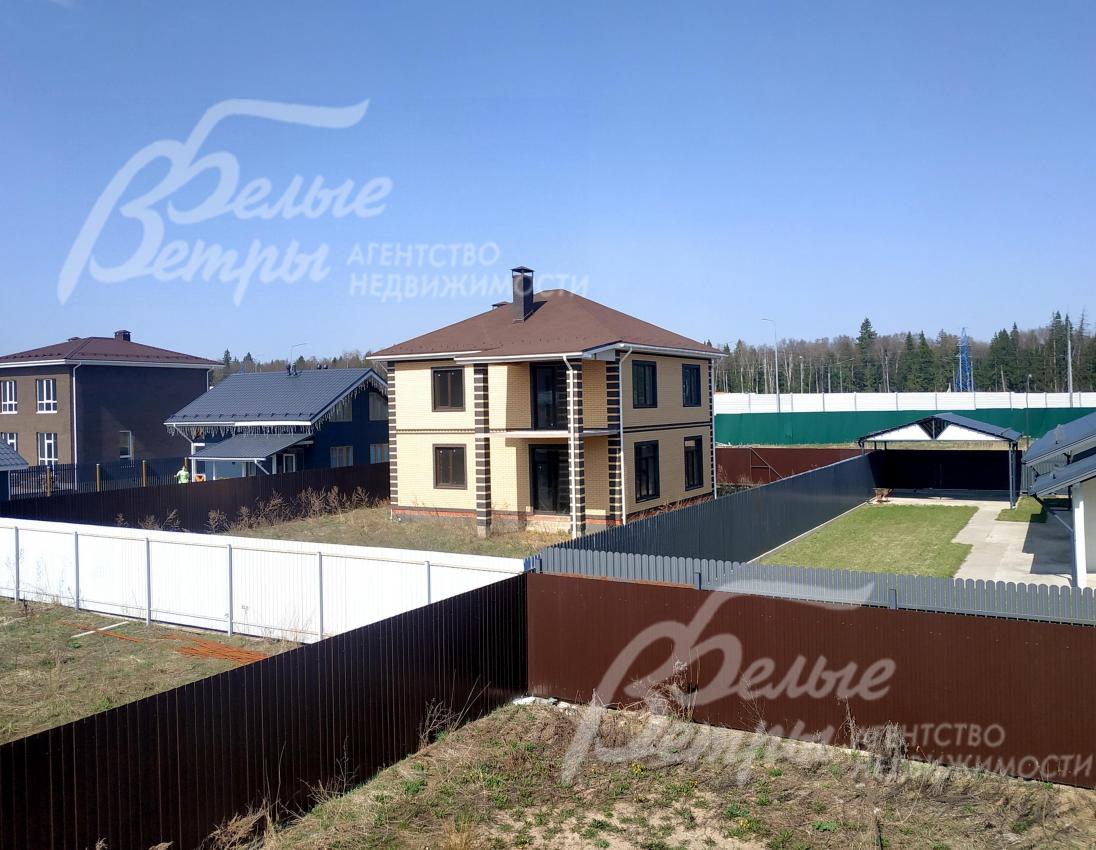 Участок расположен в охраняемом коттеджном посёлке бизнес-класса с центральными коммуникациями