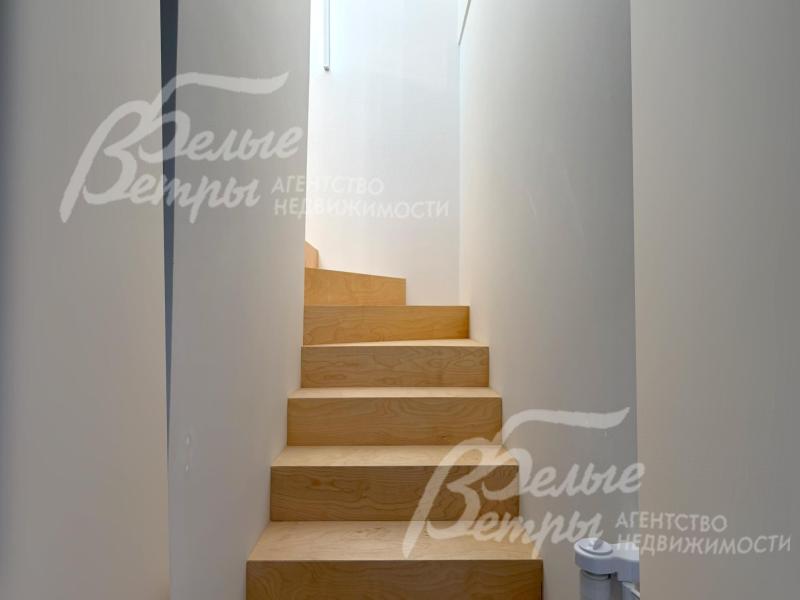 Лестница на второй этаж – на металлокаркасе, обшита фанерой и покрыта матовым прозрачным лаком