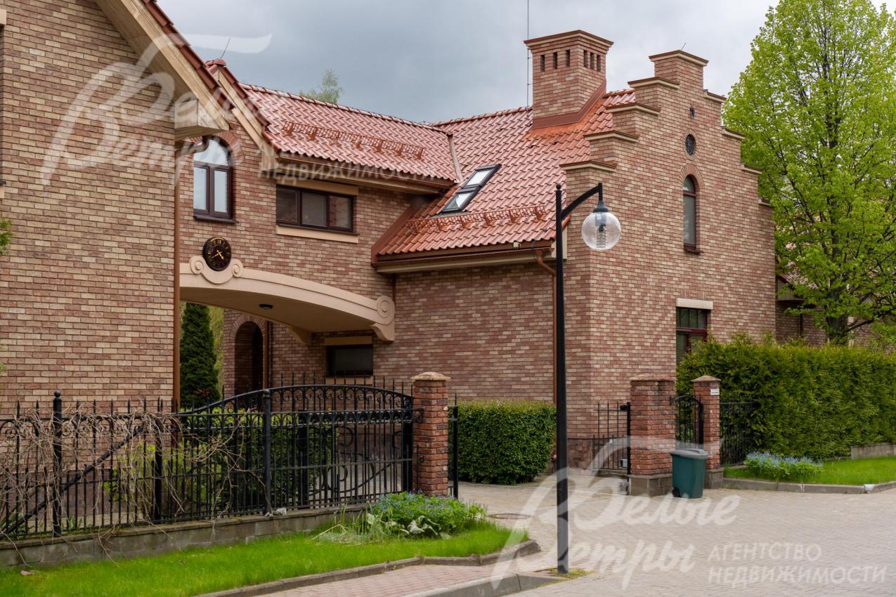 Въезд на участок: по фронтальной границе - поселковый забор