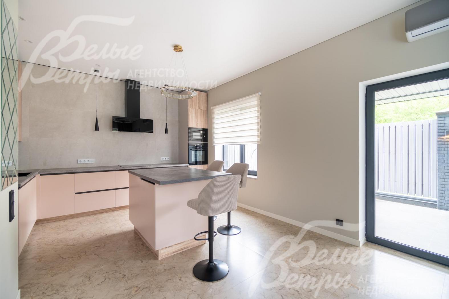 На кухне - встроенная техника: плита, духовка, микроволновая печь – Gorenje, холодильник – Haier, вытяжка – Elica