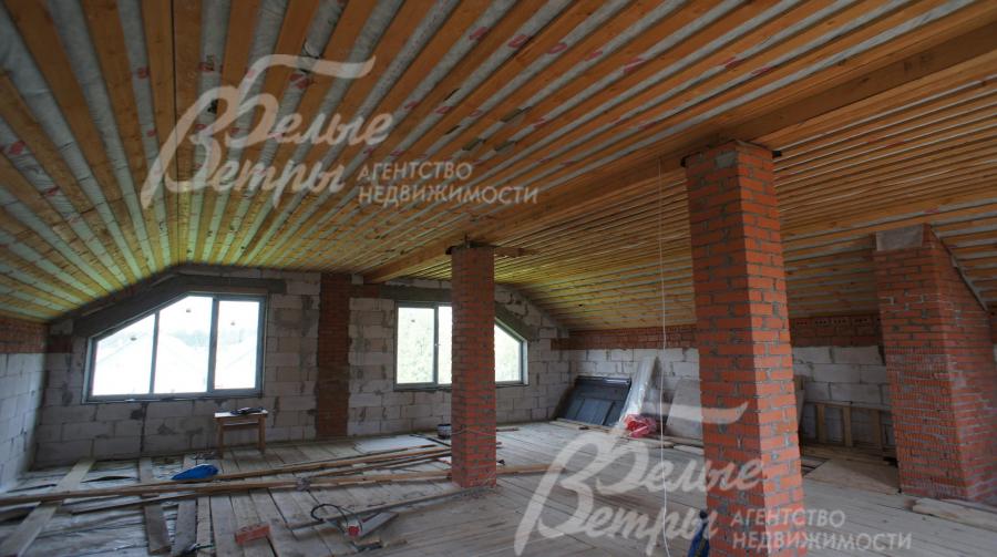 Мансардный этаж - просторный, позволяет организовать до 4 спален, потолки высотой от 220 до 270см