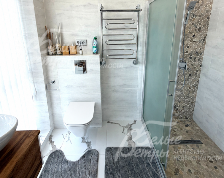 Санузлы в доме оснащены импортной сантехникой брендов Mist, OWL и Grohe