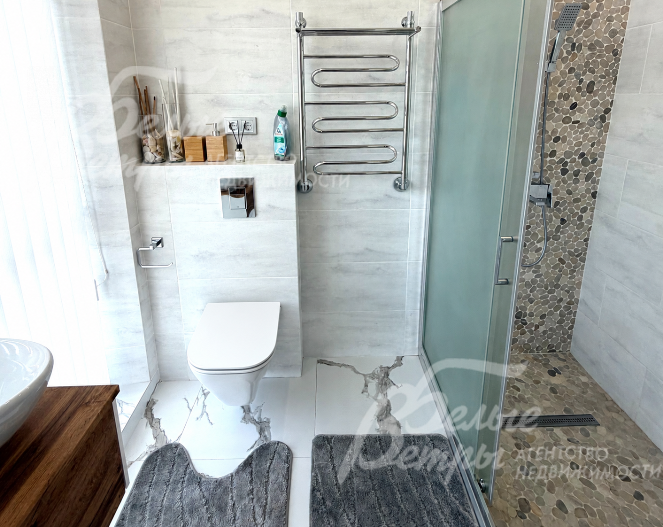 Санузлы в доме оснащены импортной сантехникой брендов Mist, OWL и Grohe