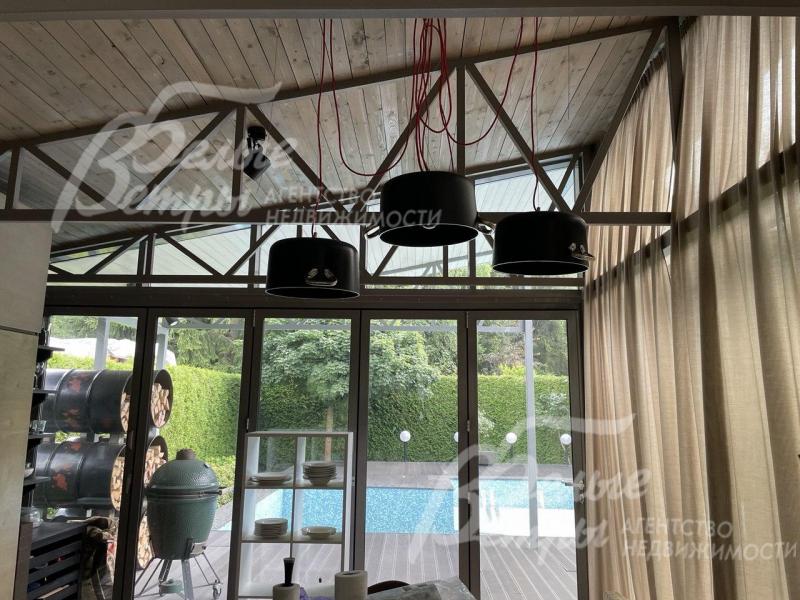 Застекленная беседка рядом с бассейном