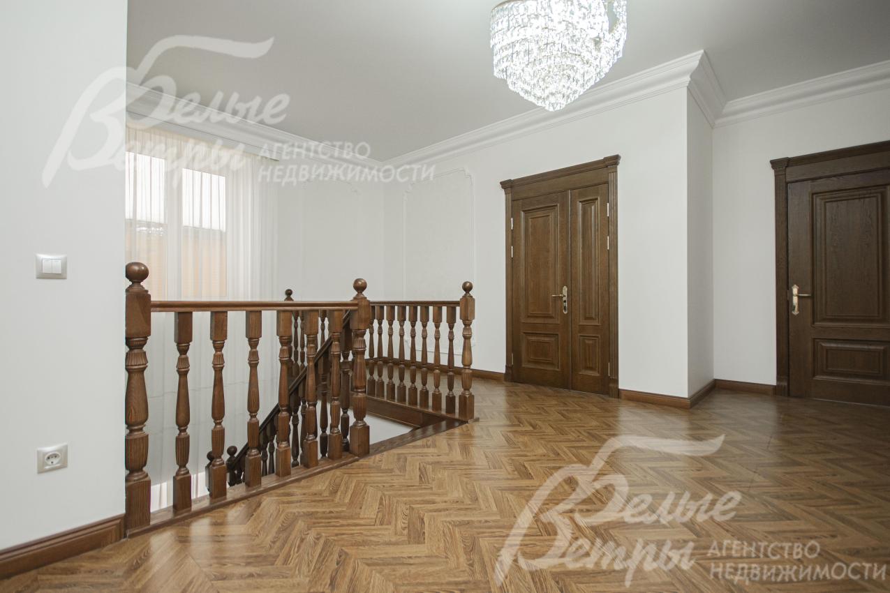 Монолитная лестница отделана деревом