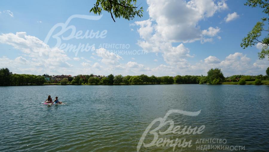 Озеро в коттеджном поселке Потапово