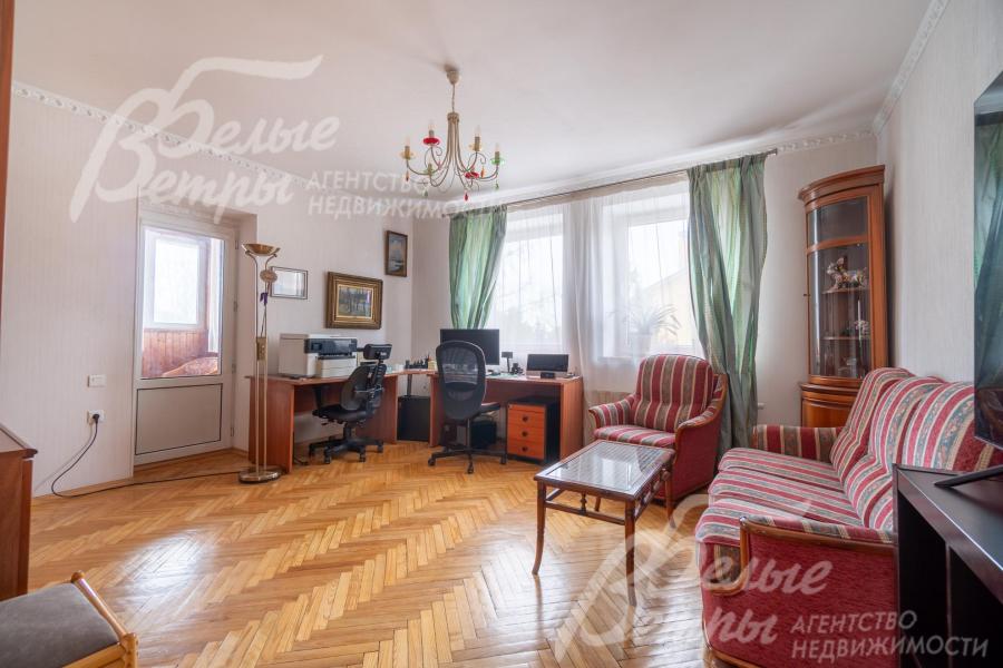 На втором этаже располагается просторный кабинет с диванной зоной и телевизором