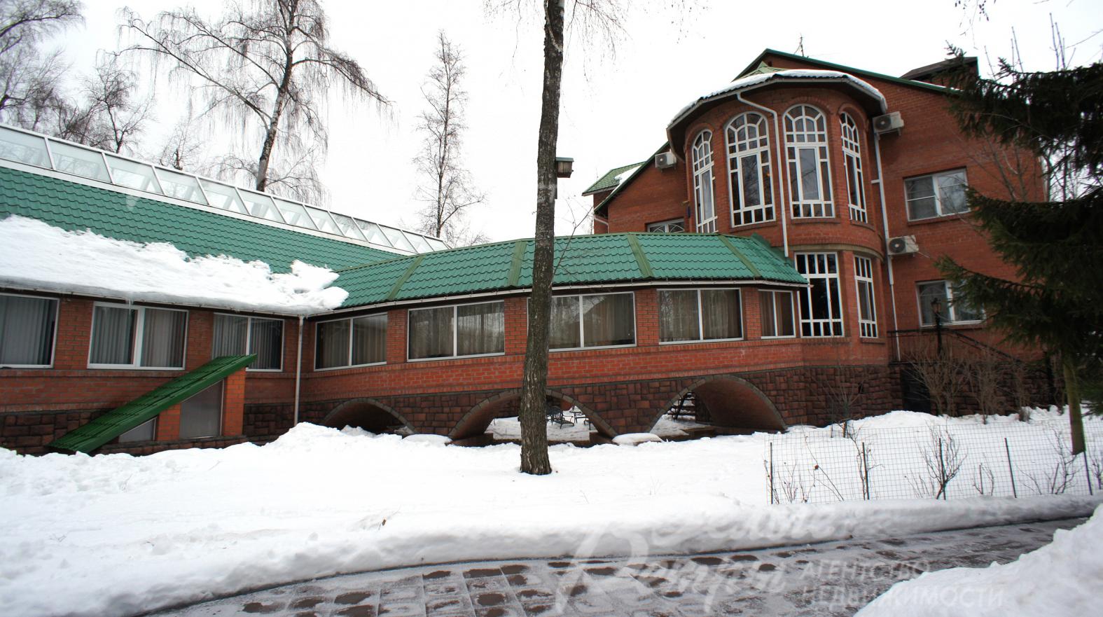 Светлая галерея соединяет жилой дом и здание бассейна