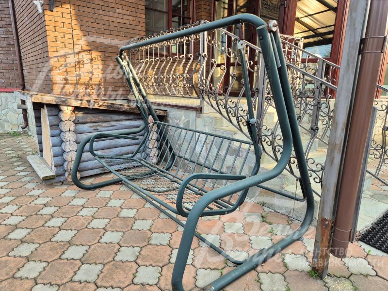 Садовая качель на участке