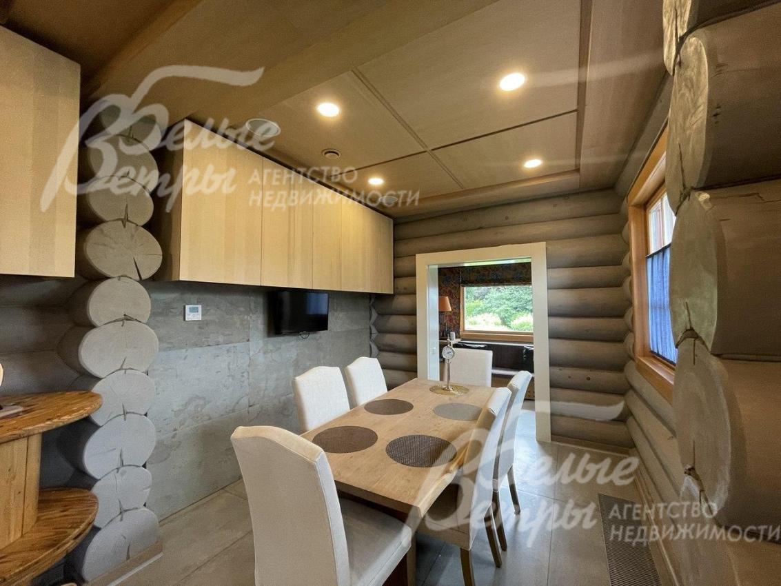 Обеденная зона со столом из массива дерева.