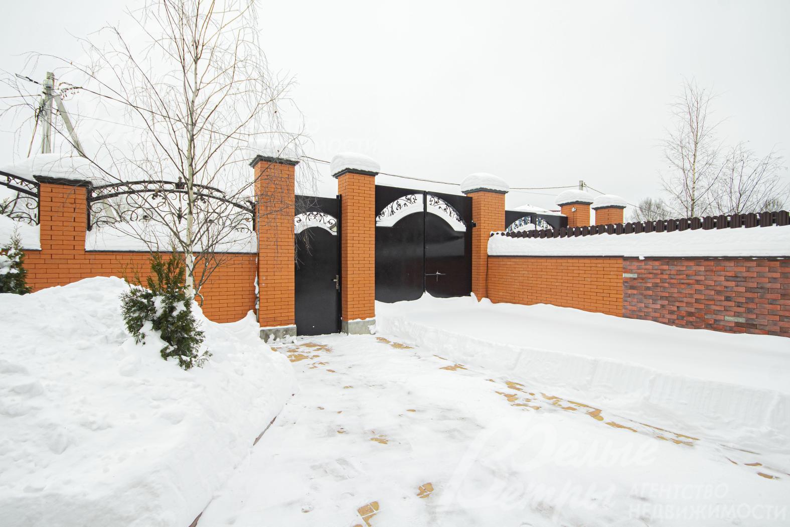 Въезд на участок и парковочная площадка перед домом