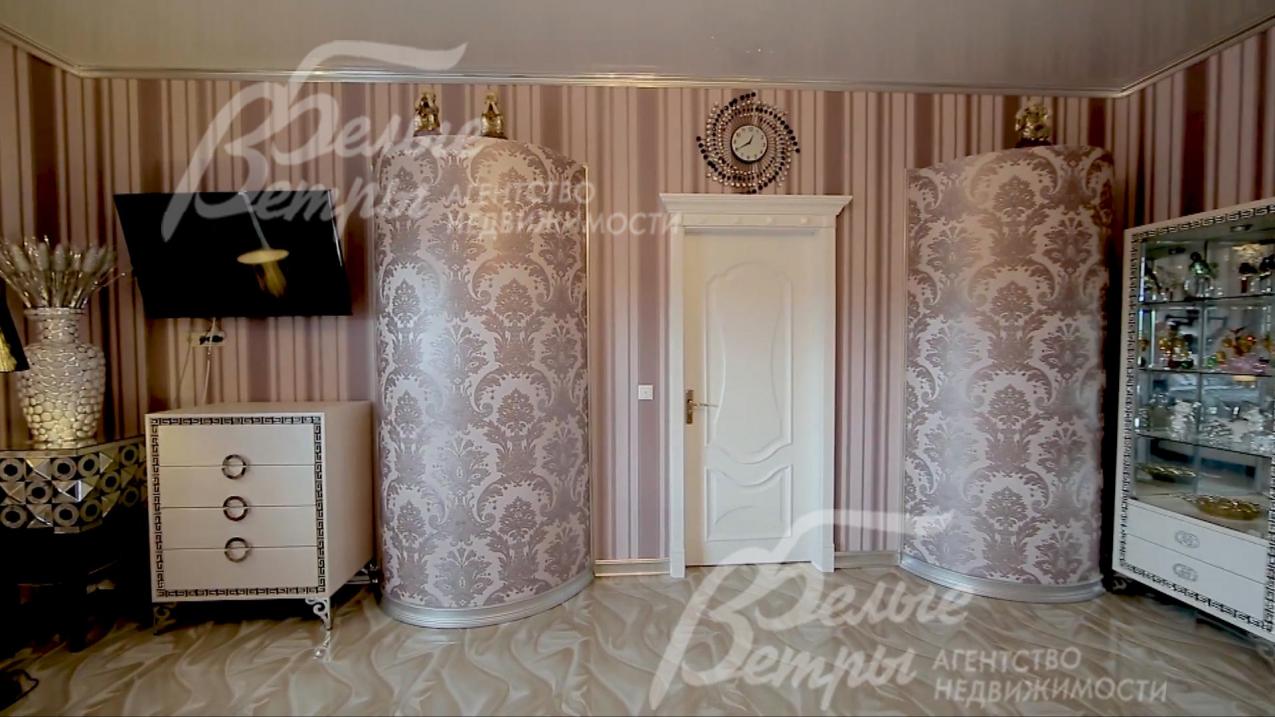 Оригинальные колонны-ниши в главной спальне и холле на 2-ом этаже