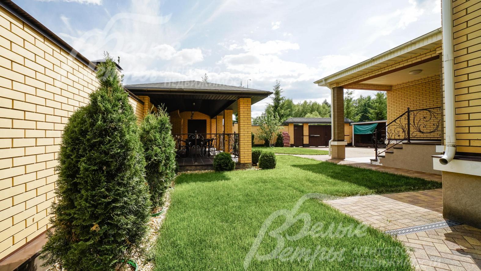 Вымощены дорожки (брусчатка с гранитным напылением)