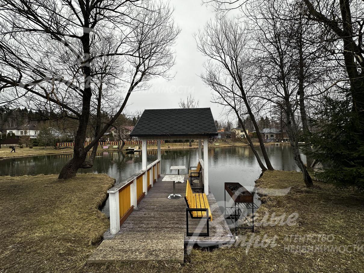 Зона для барбекю возле озера в поселке Лесной Пейзаж