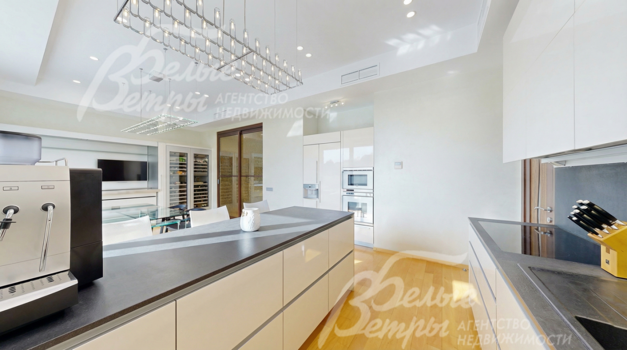 Кухонный гарнитур дополнен всей необходимой техникой бренда Gaggenau