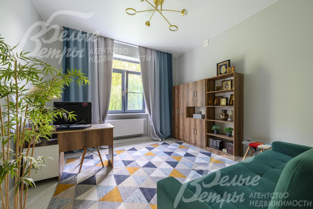 На первом этаже находится кабинет с рабочим местом, диваном и стеллажом