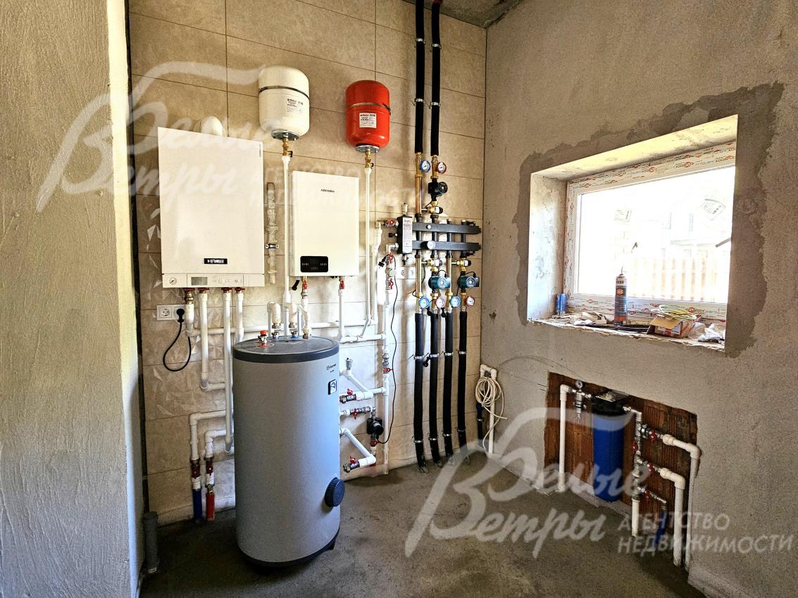 Заведены вода, электричество и газ, электрика и мокрые коммуникации (мокрые зоны) также разведены до точек