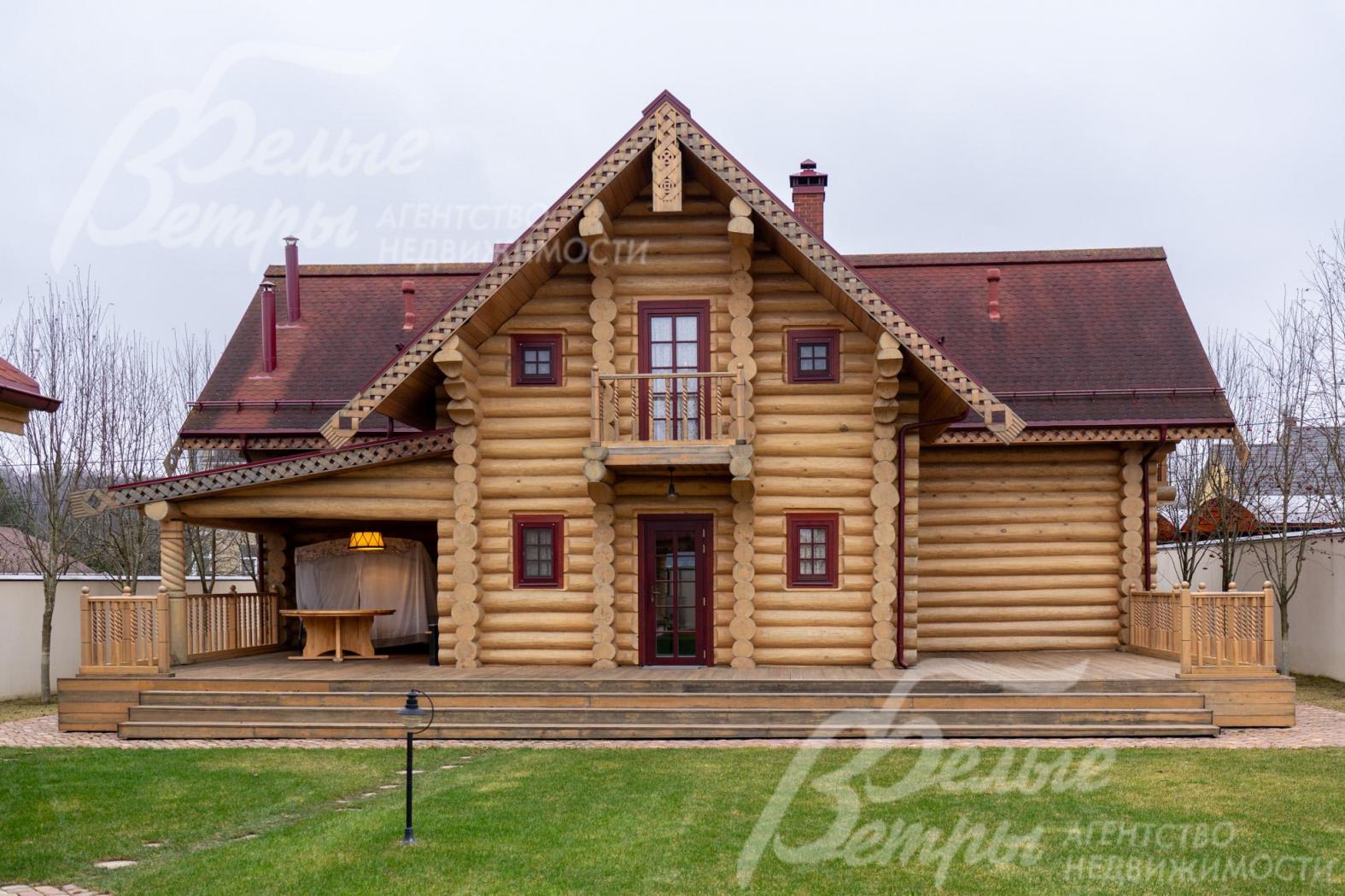 С одной из сторон дома - терраса с мебелью и выходом на участок