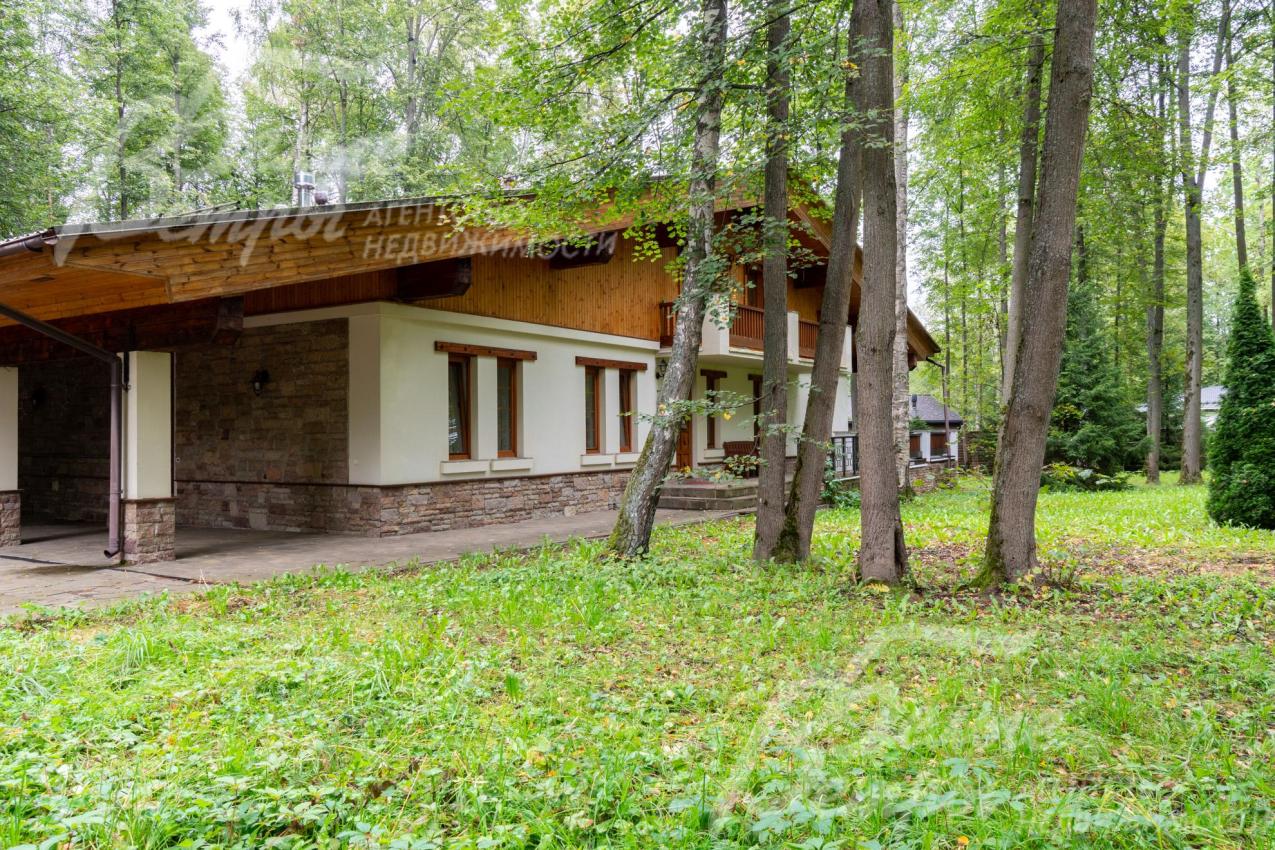 Цоколь дома отделан диким камнем, 1 этаж оштукатурен, 2 этаж отделан лиственницей