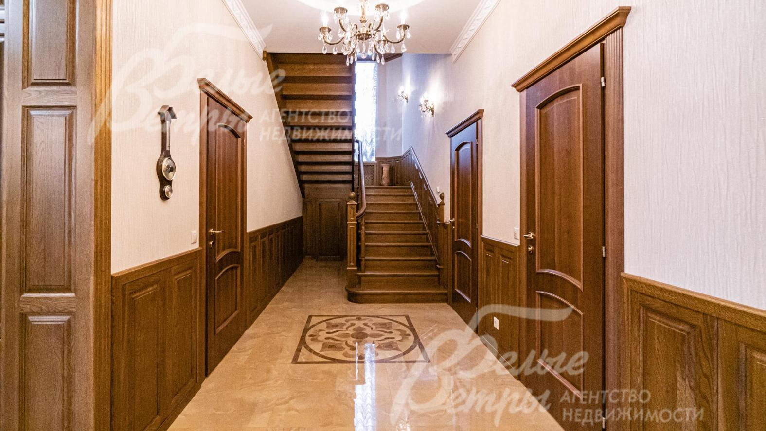 На стенах панели из массива дерева