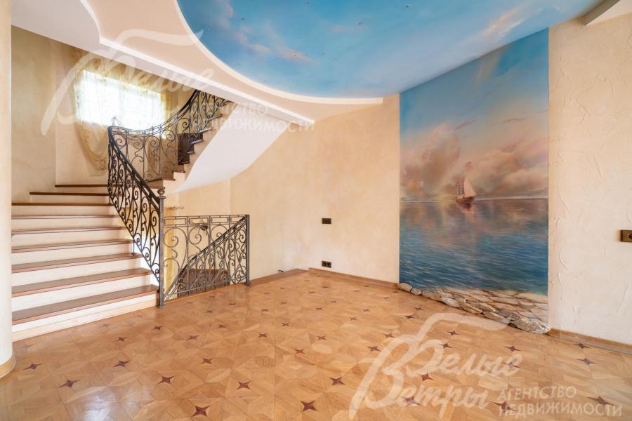 Холл второго этажа с декоративной венецианской штукатуркой